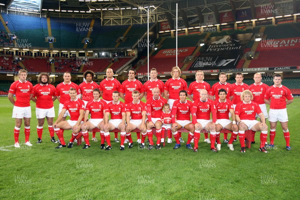 18.08.07  Wales v Argentina Six year old Rhys Harris with captain Gareth Thomas and the Wales team 