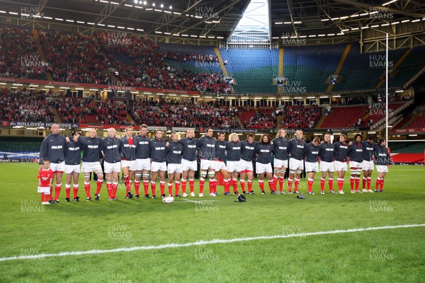 18.08.07  Wales v Argentina Six year old Rhys Harris with captain Gareth Thomas and the Wales team 