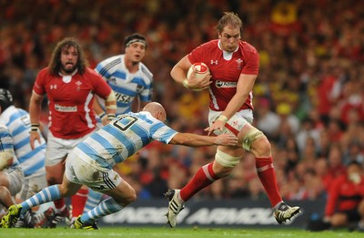 20.08.11 - Wales v Argentina - RWC Warm-Up Match - Alun Wyn Jones of Wales gets past Felipe Contepomi of Argentina. 