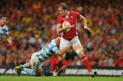 20.08.11 - Wales v Argentina - RWC Warm-Up Match - Alun Wyn Jones of Wales gets past Felipe Contepomi of Argentina. 