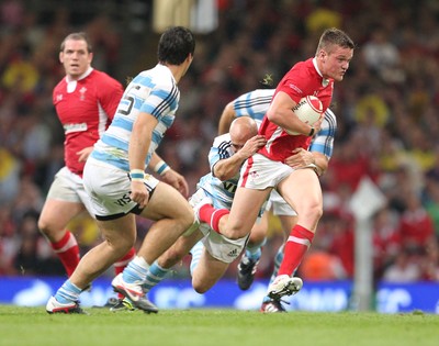 20.08.11 Wales v Argentina. Wales' Tavis Knoyle is tackled by Argentina's Felipe Contepomi. 