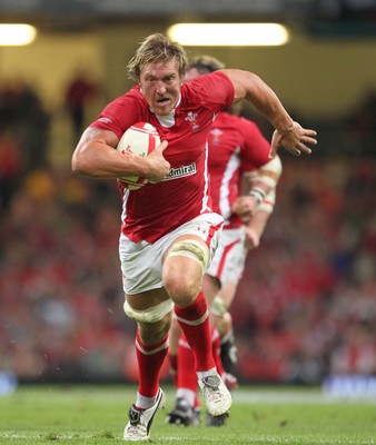 20.08.11 Wales v Argentina. Wales' Andy Powell races away to score try. 
