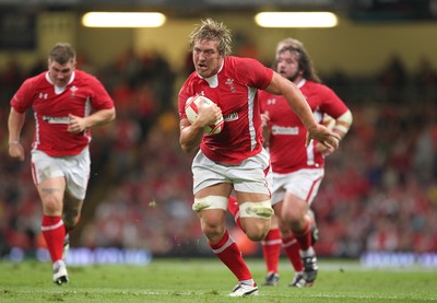 20.08.11 Wales v Argentina. Wales' Andy Powell races away to score try. 
