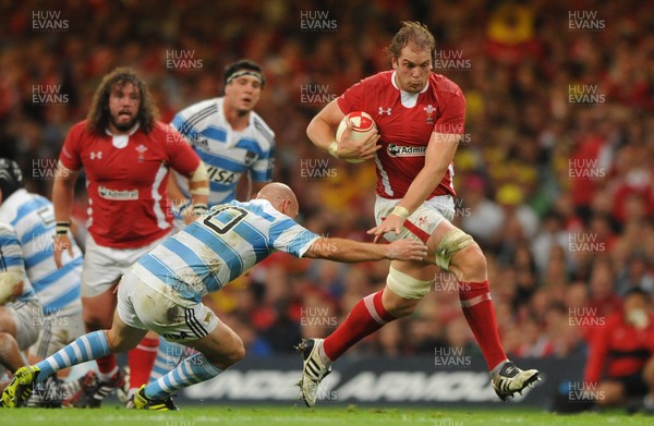 20.08.11 - Wales v Argentina - RWC Warm-Up Match - Alun Wyn Jones of Wales gets past Felipe Contepomi of Argentina. 