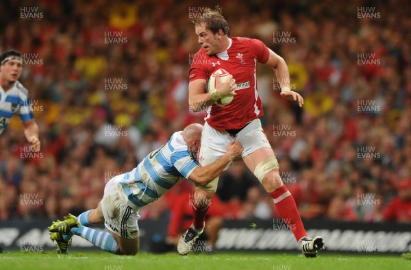 20.08.11 - Wales v Argentina - RWC Warm-Up Match - Alun Wyn Jones of Wales gets past Felipe Contepomi of Argentina. 