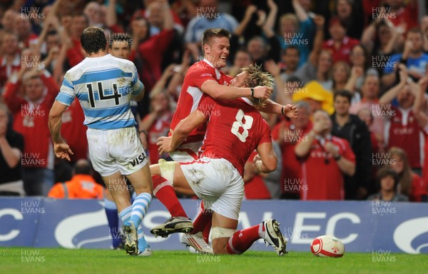 20.08.11 - Wales v Argentina - RWC Warm-Up Match - Andy Powell(8) of Wales celebrates his try with Tavis Knoyle 