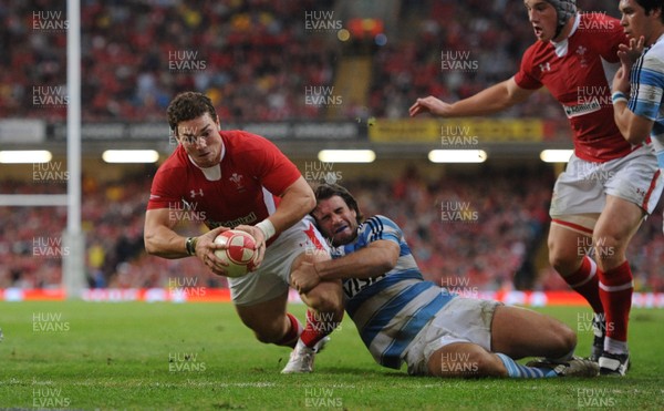 20.08.11 - Wales v Argentina - RWC Warm-Up Match - George North of Wales dives in to score try. 