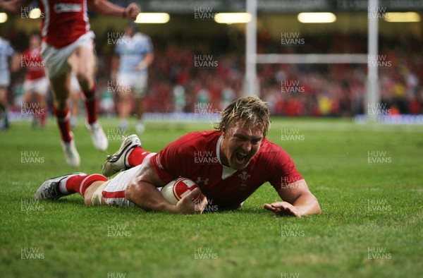 20.08.11 Wales v Argentina. Wales' Andy Powell scores try. 