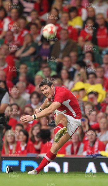 20.08.11 Wales v Argentina. Wales' James Hook kicks penalty. 
