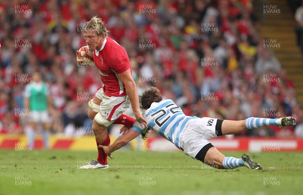 20.08.11 Wales v Argentina. Wales' Andy Powell is tackled by Argentina's Juan Imhoff. 