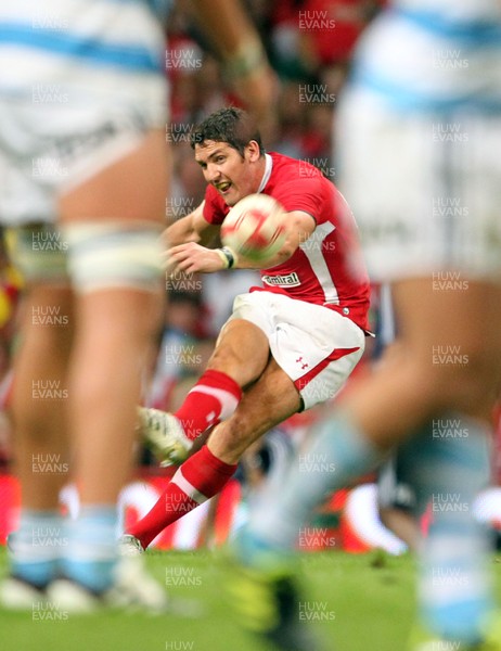 20.08.11 Wales v Argentina. Wales'  James Hook kicks penalty. 
