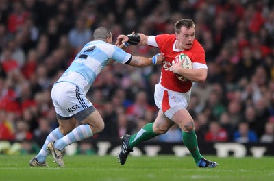 21.11.09 - Wales v Argentina - Invesco Perpetual Series 2009 - Wales' Matthew Rees take on Argentina's Martin Rodriguez. 