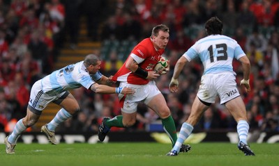 21.11.09 - Wales v Argentina - Invesco Perpetual Series 2009 - Wales' Matthew Rees take on Argentina's Martin Rodriguez and Gonzalo Tiesi. 