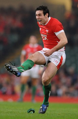 21.11.09 - Wales v Argentina - Invesco Perpetual Series 2009 - Wales' Stephen Jones converts a penalty. 