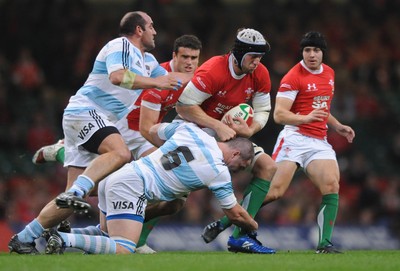 21.11.09 - Wales v Argentina - Invesco Perpetual Series 2009 - Wales' Ryan Jones  is tackled by Argentina's Tomas Leonardi. 