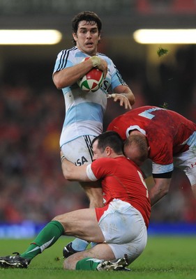 21.11.09 - Wales v Argentina - Invesco Perpetual Series 2009 - Argentina's Gonzalo Tiesi is tackled by Wales' Gareth Cooper and Martyn Williams. 
