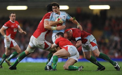 21.11.09 - Wales v Argentina - Invesco Perpetual Series 2009 - Argentina's Gonzalo Tiesi is tackled by Wales' Luke Charteris, Gareth Cooper and Martyn Williams. 