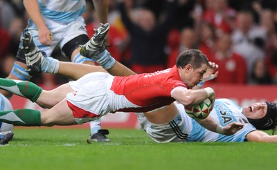 21.11.09 - Wales v Argentina - Invesco Perpetual Series 2009 - Wales' Shane Williams dives in to score try. 