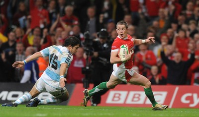 21.11.09 - Wales v Argentina - Invesco Perpetual Series 2009 - Wales' Shane Williams runs in to score his second try. 