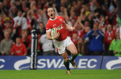 21.11.09 - Wales v Argentina - Invesco Perpetual Series 2009 - Wales' Shane Williams runs in to score his second try. 