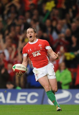21.11.09 - Wales v Argentina - Invesco Perpetual Series 2009 - Wales' Shane Williams runs in to score his second try. 