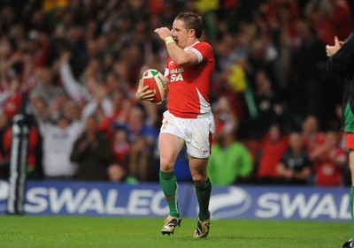 21.11.09 - Wales v Argentina - Invesco Perpetual Series 2009 - Wales' Shane Williams runs in to score his second try. 