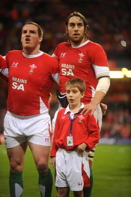 21.11.09 - Wales v Argentina - Invesco Perpetual Series 2009 - Gethin Jenkins, Ryan Jones and mascot Jonathan Hansford. 