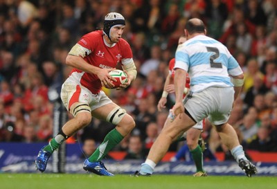 21.11.09 - Wales v Argentina - Invesco Perpetual Series 2009 - Wales' Ryan Jones  takes on Argentina's Mario Ledesma. 