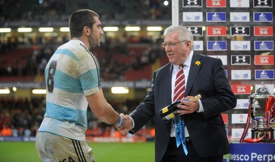 21.11.09 - Wales v Argentina - Invesco Perpetual Series 2009 - Argentina's Juan Martin Fernandez Lobbe receives the man of the match award from WRU President Dennis Gethin. 