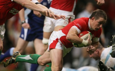 21.11.09 - Wales v Argentina... Wales' Shane Williams dives in to score try. 