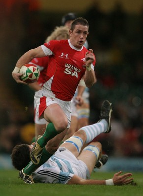 21.11.09 - Wales v Argentina... Wales' Shane Williams beats tackle by Argentina's Mariano Sambucetti to score try. 