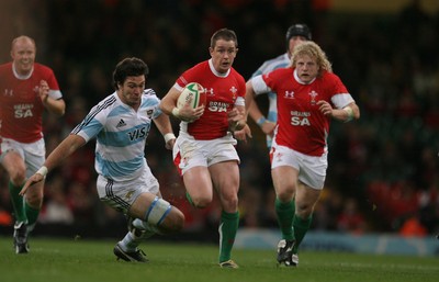 21.11.09 - Wales v Argentina... Wales' Shane Williams beats tackle by Argentina's Mariano Sambucetti to score try. 