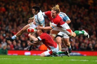 21.11.09 - Invesco Perpetual International Rugby, Wales v Argentina Argentina's Gonzalo Tiesi spills the ball as Wales' Martyn Williams and Andy Powell (R) tackle 