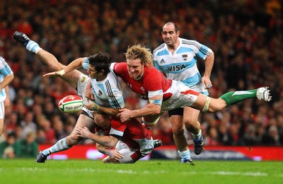 21.11.09 - Invesco Perpetual International Rugby, Wales v Argentina Argentina's Gonzalo Tiesi spills the ball as Wales' Martyn Williams and Andy Powell (R) tackle 