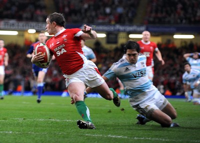 21.11.09 - Invesco Perpetual International Rugby, Wales v Argentina Wales' Shane Williams beats a tackle from Argentina's Horacio Agulla as he scores his second try 