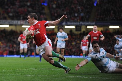 21.11.09 - Invesco Perpetual International Rugby, Wales v Argentina Wales' Shane Williams beats a tackle from Argentina's Horacio Agulla as he scores his second try 