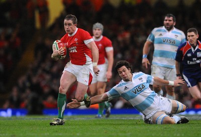 21.11.09 - Invesco Perpetual International Rugby, Wales v Argentina Wales' Shane Williams beats a tackle from Argentina's Alejandro Campos as he runs in to score his second try 