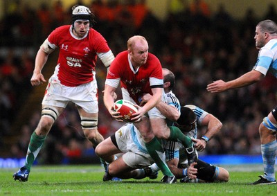 21.11.09 - Invesco Perpetual International Rugby, Wales v Argentina Wales' Martyn Williams tries to get through, captain Ryan Jones in support 