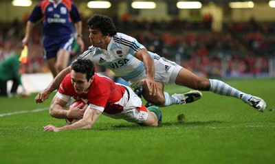 21.11.09... Wales v Argentina, Invesco Perpetual Series 2009 -  Wales' Stephen Jones dives in past Argentina's Mauro Comuzzi to score try 