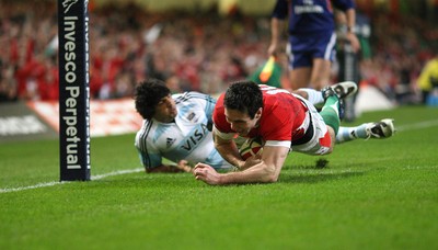 21.11.09... Wales v Argentina, Invesco Perpetual Series 2009 -  Wales' Stephen Jones dives in past Argentina's Mauro Comuzzi to score try 