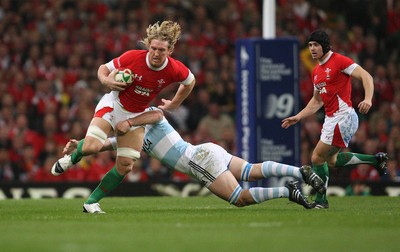 21.11.09... Wales v Argentina, Invesco Perpetual Series 2009 -  Wales' Andy Powell takes on Argentina's Tomas Leonardi 