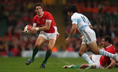 21.11.09... Wales v Argentina, Invesco Perpetual Series 2009 -  Wales' James Hook takes on Argentina's Mauro Comuzzi 