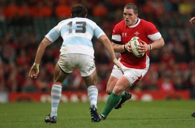 21.11.09... Wales v Argentina, Invesco Perpetual Series 2009 -  Wales' Paul James takes on Argentina's Gonzalo Tiesi 