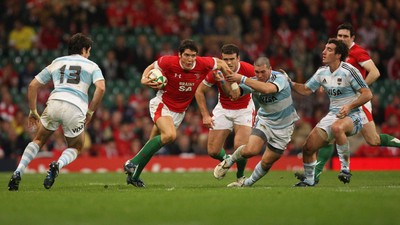 21.11.09... Wales v Argentina, Invesco Perpetual Series 2009 -  Wales' James Hook looks to breakaway 