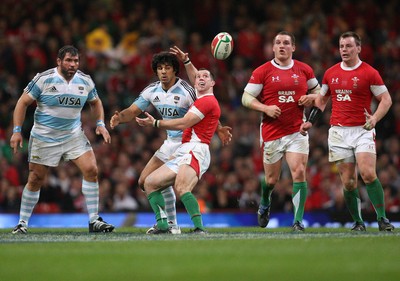 21.11.09... Wales v Argentina, Invesco Perpetual Series 2009 -  Wales' Gareth Cooper looks to win the ball as Argentina's Mauro Comuzzi closes in 