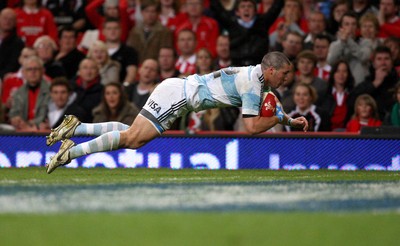 21.11.09... Wales v Argentina, Invesco Perpetual Series 2009 -  Argentina's Martin Rodriguez dives in to score try 
