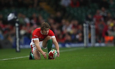 21.11.09... Wales v Argentina, Invesco Perpetual Series 2009 -  Wales' Leigh Halfpenny 