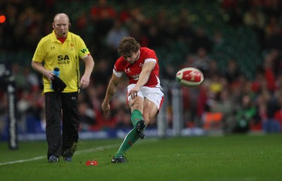 21.11.09... Wales v Argentina, Invesco Perpetual Series 2009 -  Wales' Leigh Halfpenny with Neil Jenkins 