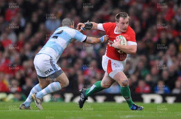 21.11.09 - Wales v Argentina - Invesco Perpetual Series 2009 - Wales' Matthew Rees take on Argentina's Martin Rodriguez. 