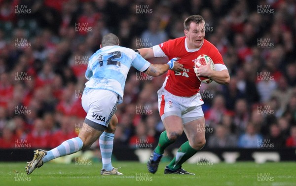 21.11.09 - Wales v Argentina - Invesco Perpetual Series 2009 - Wales' Matthew Rees take on Argentina's Martin Rodriguez. 